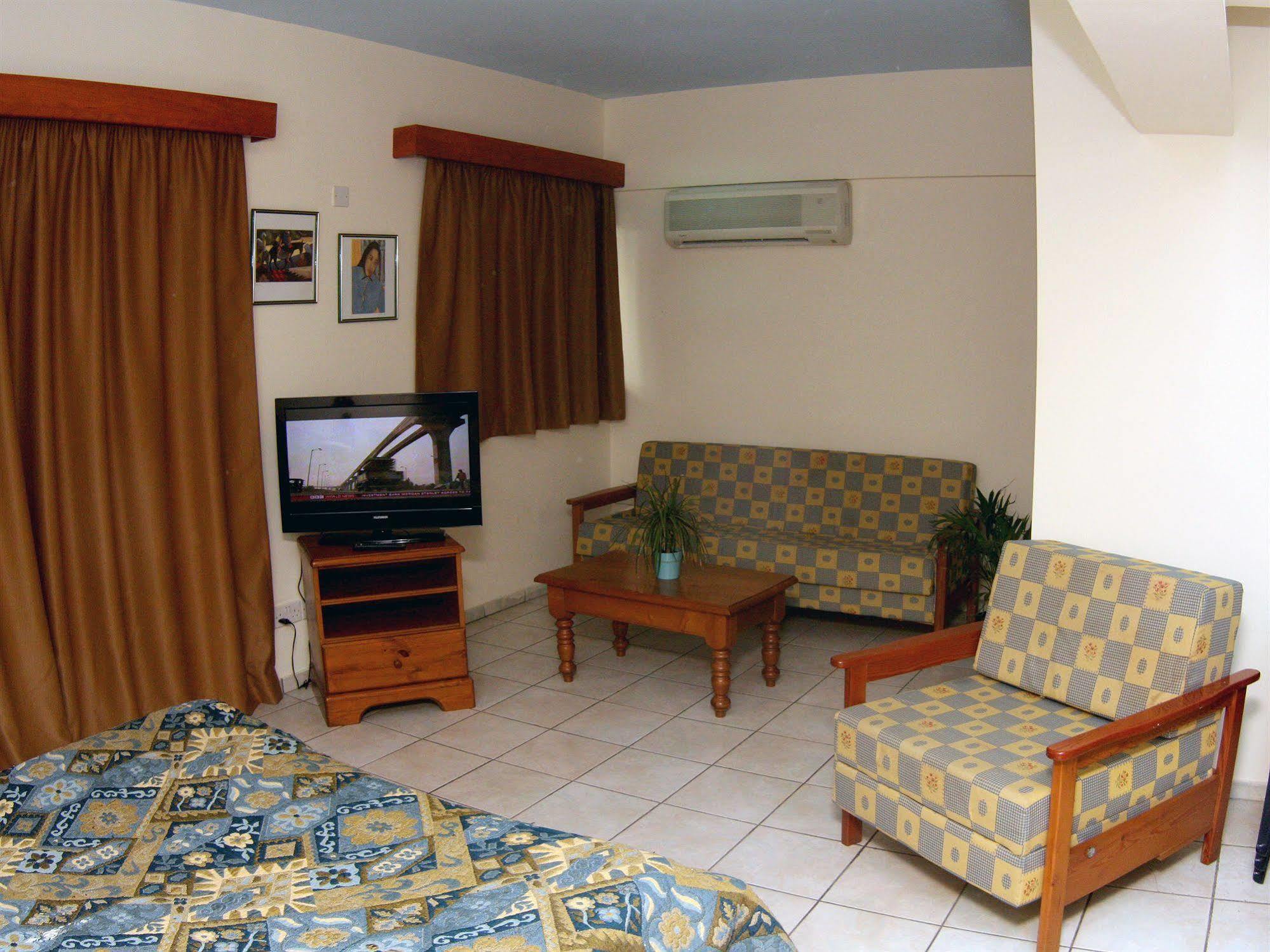 Palm Sea Beach Hotel Apartments ลาร์นาคา ภายนอก รูปภาพ