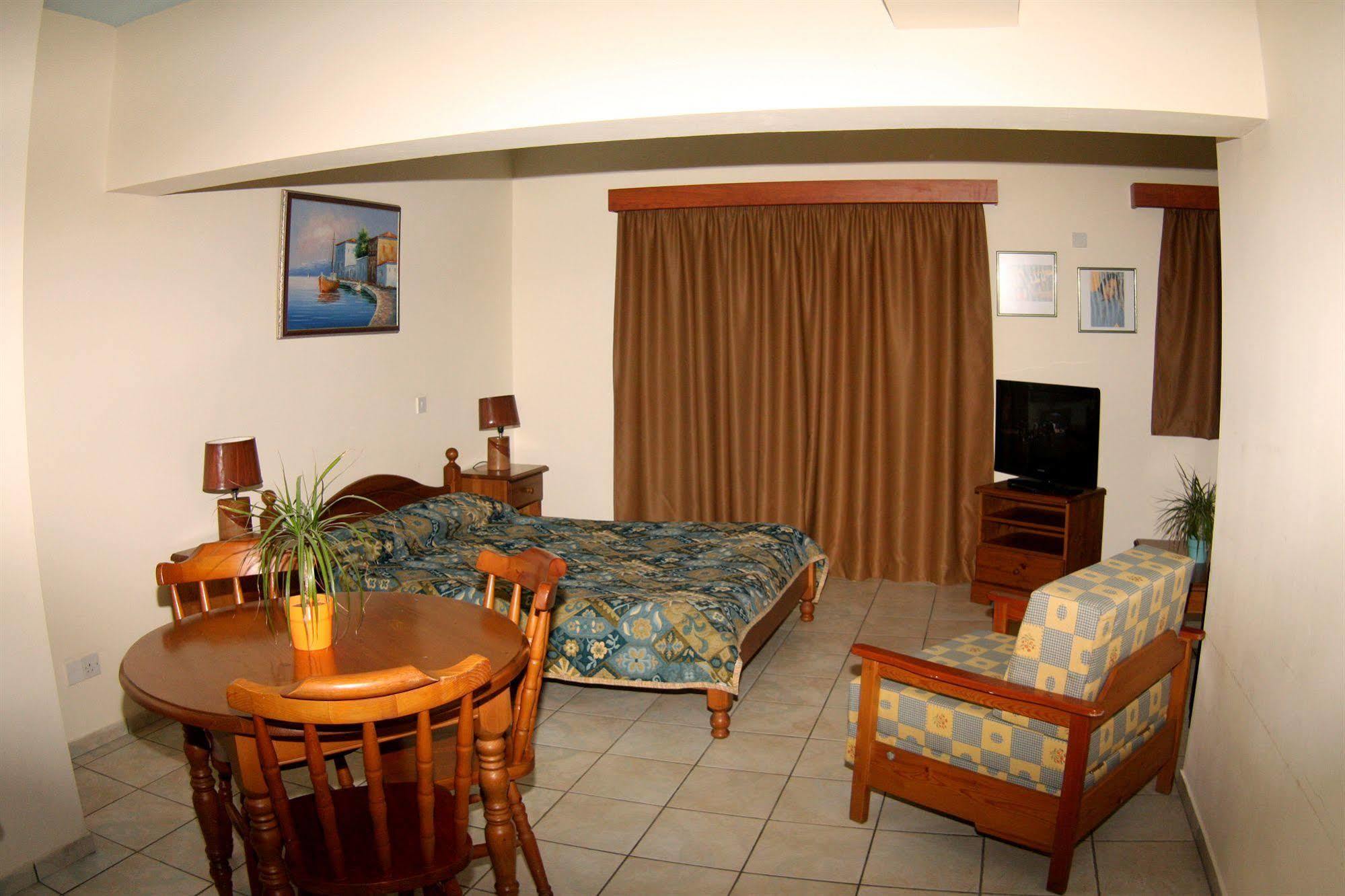 Palm Sea Beach Hotel Apartments ลาร์นาคา ภายนอก รูปภาพ