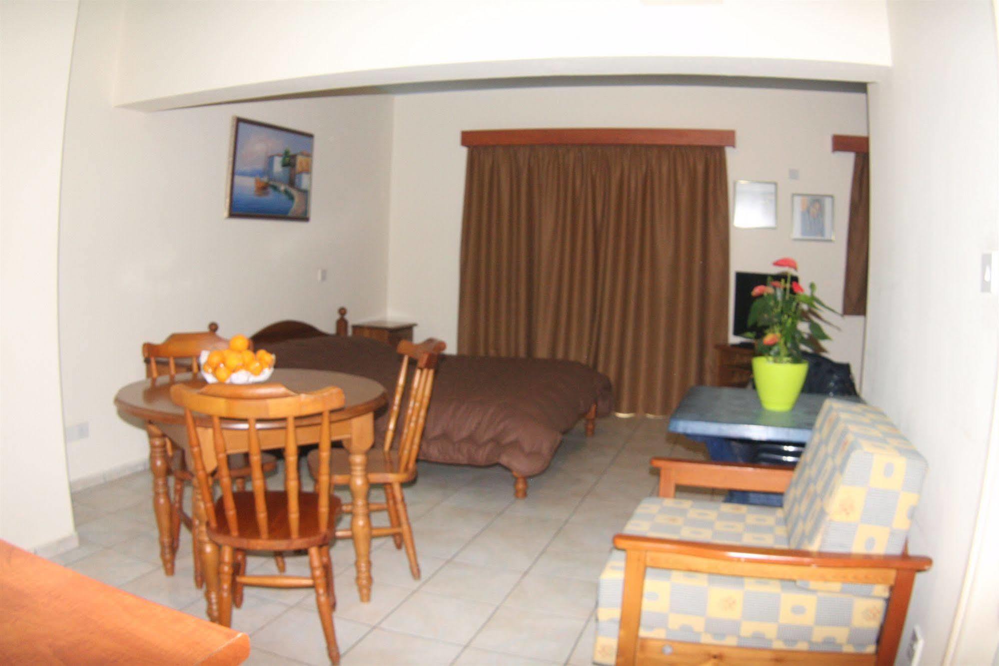 Palm Sea Beach Hotel Apartments ลาร์นาคา ภายนอก รูปภาพ
